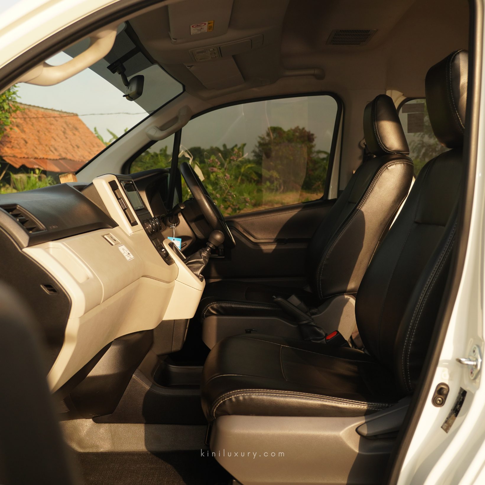 Toyota Hiace Premio — 9