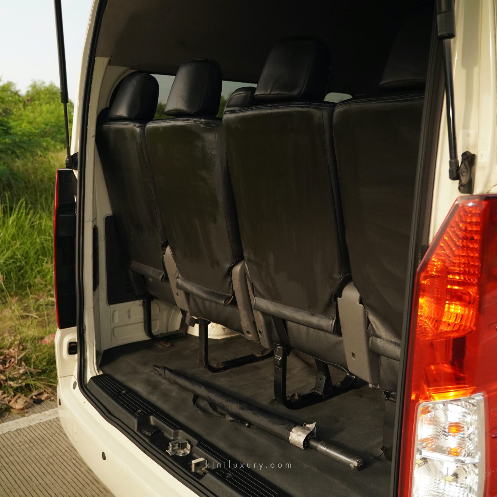Toyota Hiace Premio — 12