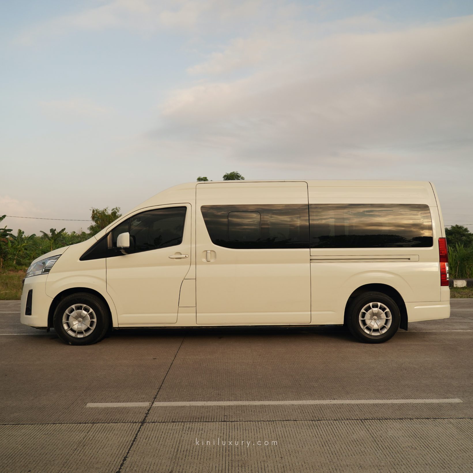 Toyota Hiace Premio — 3