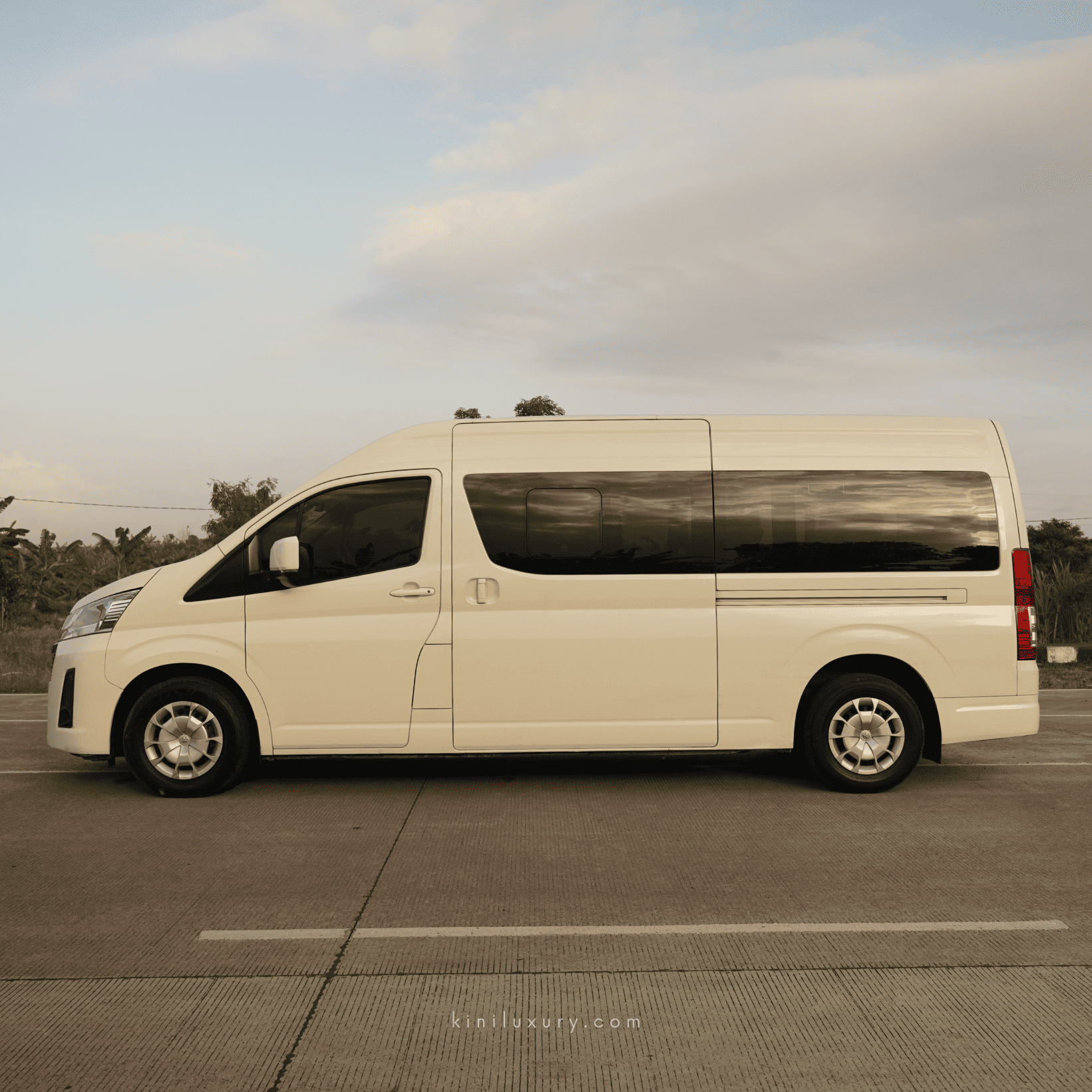 Toyota Hiace Premio — 4