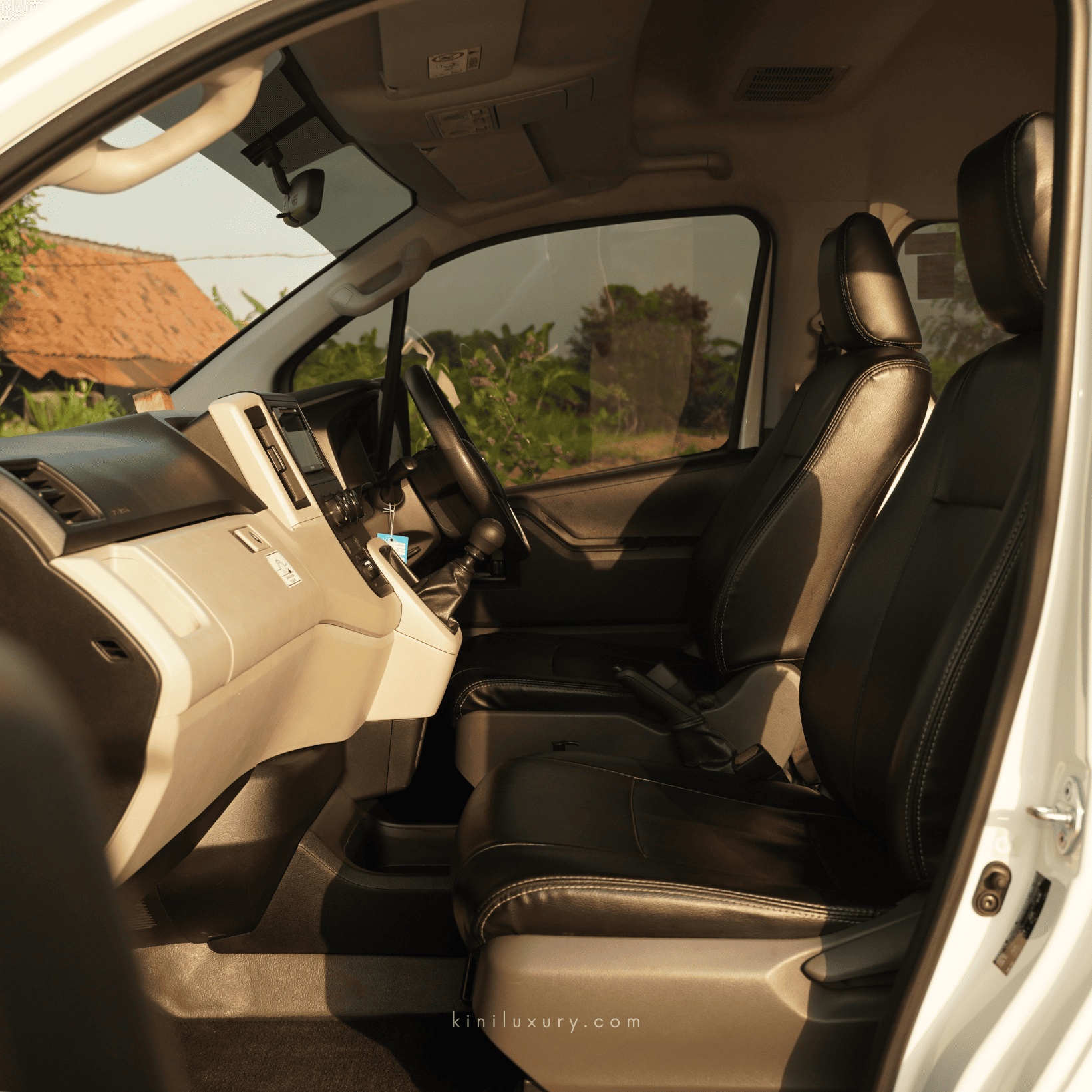 Toyota Hiace Premio — 10