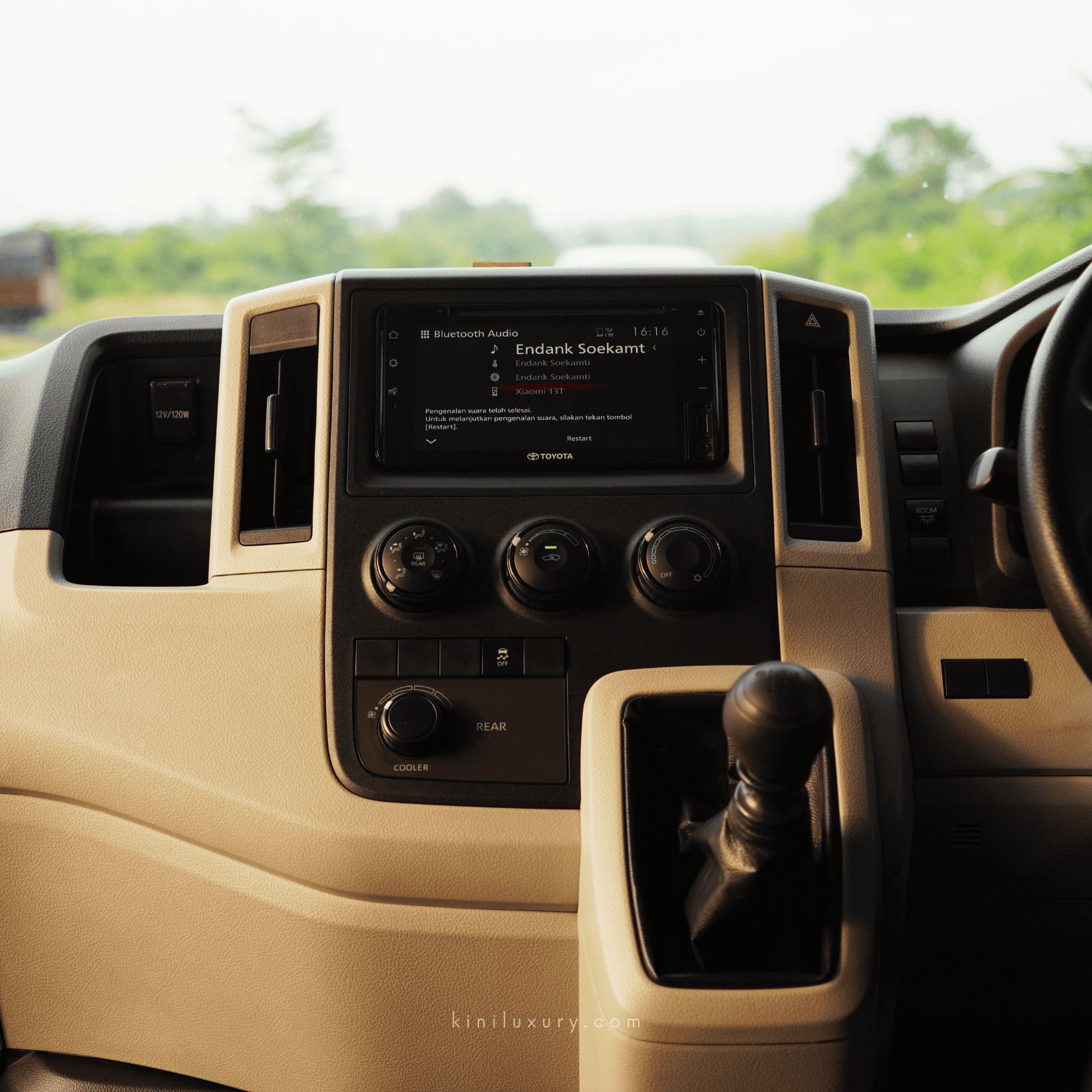 Toyota Hiace Premio — 9