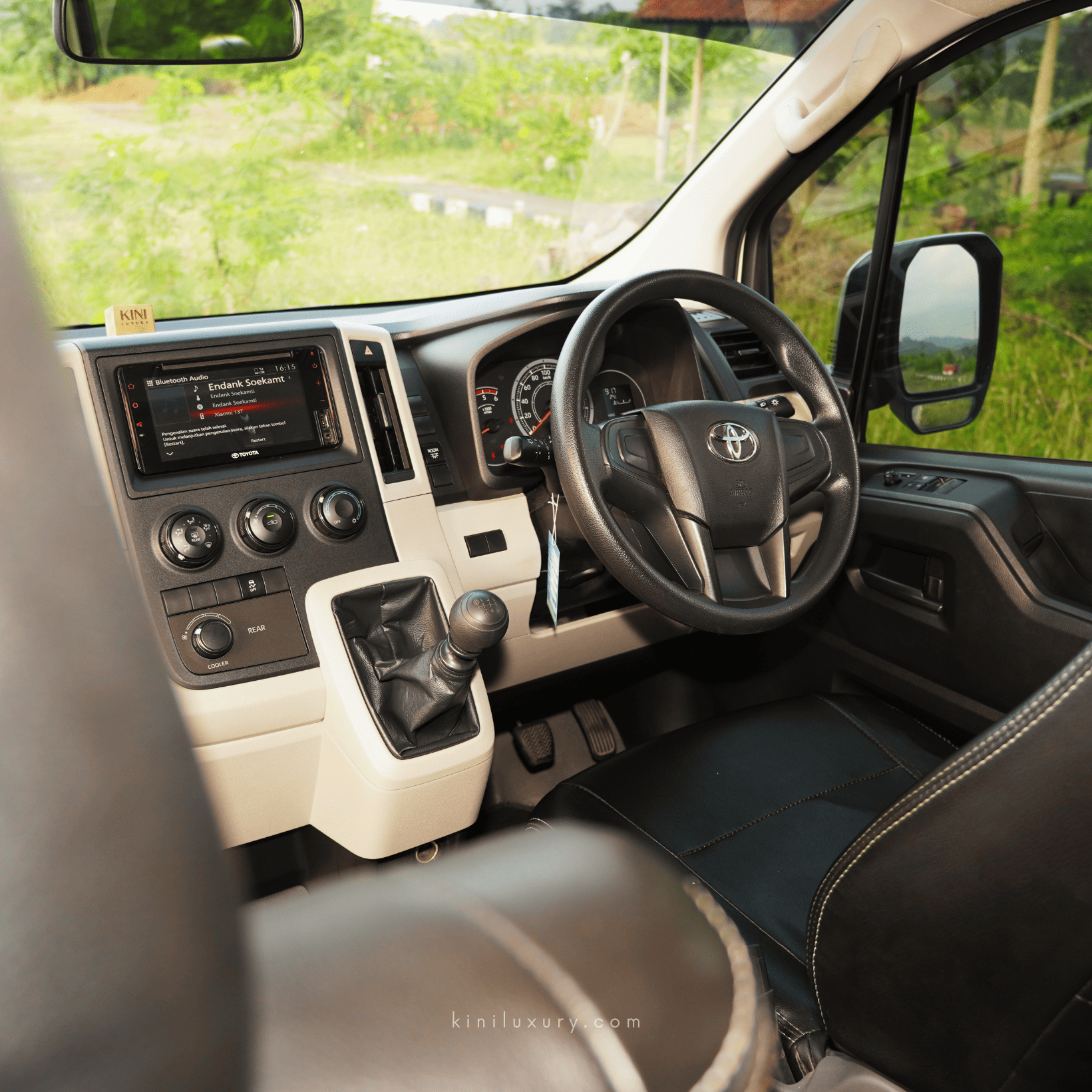 Toyota Hiace Premio — 8
