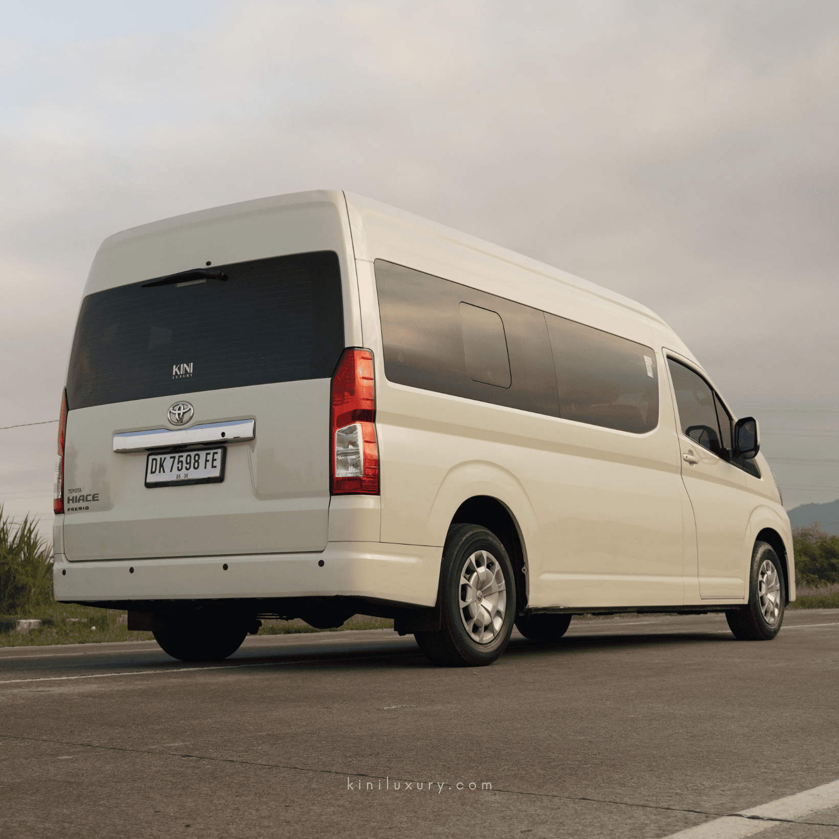 Toyota Hiace Premio — 5