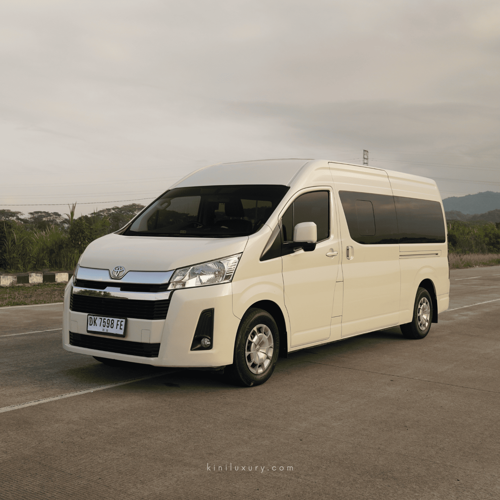 Toyota Hiace Premio — 3